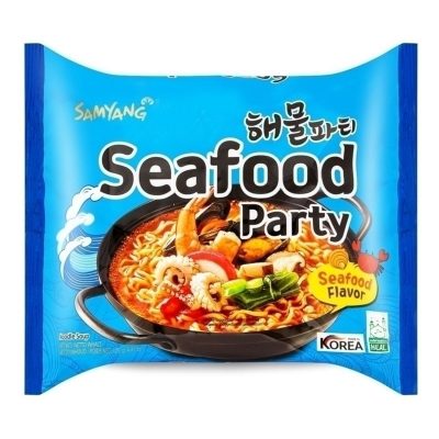 نودل کره ای غذای دریایی سامیانگ در یک کاسه با تزئینات دریایی